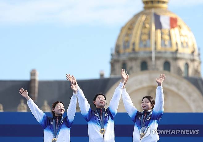 대한의 궁수들, 10연패 달성 (파리=연합뉴스) 신준희 기자 = 28일(현지시간) 프랑스 파리 레쟁발리드에 마련된 양궁 경기장에서 열린 2024 파리올림픽 양궁 여자단체전 중국과의 결승전에서 우승을 차지한 전훈영(왼쪽부터), 임시현, 남수현이 시상대에서 금메달을 목에 걸고 기념촬영하고 있다.
    한국은 1988년 서울올림픽을 시작으로 1992년 바르셀로나, 1996년 애틀랜타, 2000년 시드니, 2004년 그리스, 2008년 베이징, 2012년 런던, 2016년 리우, 2021년 도쿄 그리고 2024년 파리올림픽 우승까지 10회 연속 우승을 달성했다. 2024.7.29 hama@yna.co.kr