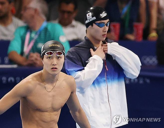 남자 200m 준결승 준비하는 김우민-황선우 (파리=연합뉴스) 김도훈 기자 = 28일(현지시간) 프랑스 파리 라데팡스 아레나에서 열린 2024 파리올림픽 수영 남자 자유형 200m 준결승에서 김우민(왼쪽)과 황선우가 경기를 준비하고 있다.
    
    황선우는 준결승 9위, 김우민은 12위로 결승 진출에 실패했다. 2024.7.29 superdoo82@yna.co.kr