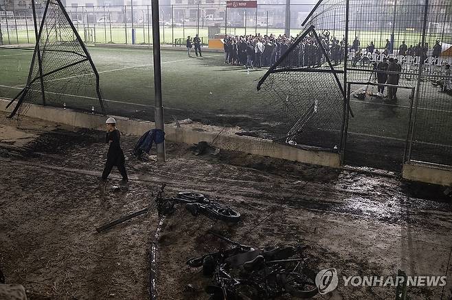 헤즈볼라의 로켓 공격으로 부서진 골란고원의 축구장 [AP 연합뉴스. 재판매 및 DB 금지]