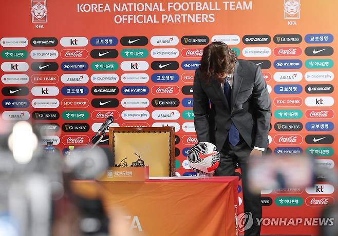 인사하는 홍명보 감독 (서울=연합뉴스) 서대연 기자 = 홍명보 한국 축구 국가대표 감독이 29일 오전 서울 종로구 축구회관에서 열린 취임 기자회견에서 인사하고 있다. 2024.7.29 dwise@yna.co.kr