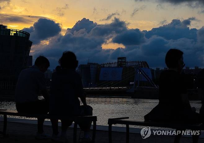 열대야 피해 노을 감상 (서울=연합뉴스) 서대연 기자 = 서울 전역에 폭염주의보가 내리며 더운 날씨를 보인 24일 저녁 시민들이 서울 서초구 반포한강공원에서 노을을 바라보고 있다. 2024.7.24 dwise@yna.co.kr