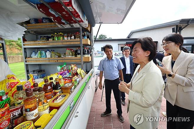 송미령 장관, '가가호호 농촌 이동장터' 현장 방문 (서울=연합뉴스) 송미령 농림축산식품부 장관이 29일 전남 영광군 가가호호 농촌 이동장터 현장을 방문해 판매 중인 상품을 둘러보고 있다. 2024.7.29 [농림축산식품부 제공. 재판매 및 DB 금지] photo@yna.co.kr