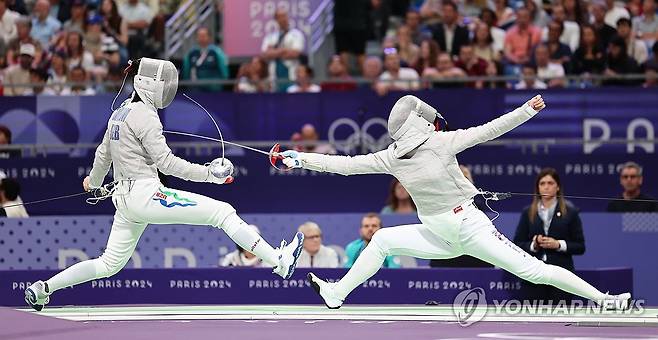 사브르 32강 경기 치르는 윤지수 (파리=연합뉴스) 김인철 기자 = 29일(현지시간) 프랑스 파리 그랑 팔레에서 열린 2024 파리올림픽 펜싱 사브르 여자 개인전 32강 경기에서 한국 윤지수(오른쪽)가 우즈베키스탄 다이베코바를 상대하고 있다. 2024.7.29 yatoya@yna.co.kr