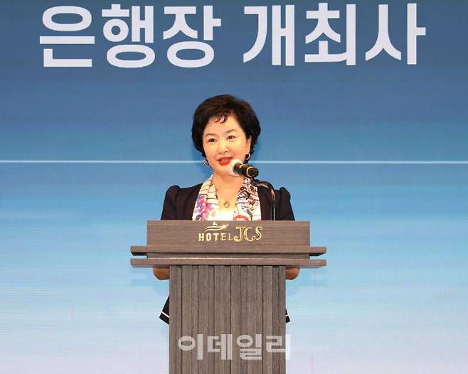 지난 25일부터 이틀간, 전남 여수 JCS호텔에서 열린 ‘2024년 하반기 수협은행 경영전략회의’에서 강신숙 은행장이 개최사를 전하고 있다.(사진=Sh수협은행)