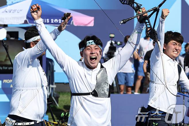 대한민국 양궁대표팀 김우진, 김제덕, 이우석이 30일(한국시간) 프랑스 파리 앵발리드에서 열린 2024 파리올림픽 양궁 남자 단체전 결승 프랑스와의 경기에서 금메달을 확정지은 후 기뻐하고 있다. 2024.7.30/뉴스1 ⓒ News1 박정호 기자