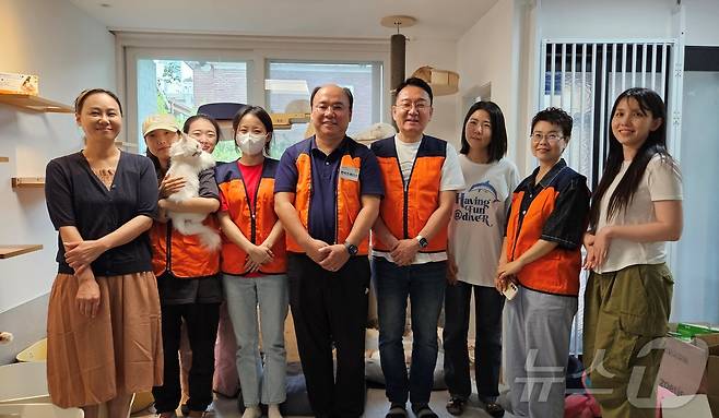 한국조에티스와 스카이동물메디컬센터는 28일 서울 고양이보호소 나비야사랑해에서 봉사활동을 진행했다. ⓒ 뉴스1 최서윤 기자