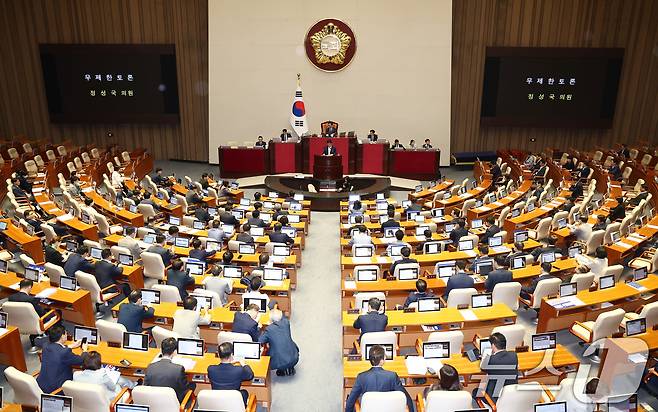 정성국 국민의힘 의원이 30일 오전 서울 여의도 국회 본회의장에서 '방송 4법' 중 마지막 법안인 한국교육방송공사법(EBS법)에 반대하는 무제한 토론(필리버스터)을 하고 있다. 2024.7.30/뉴스1 ⓒ News1 김민지 기자