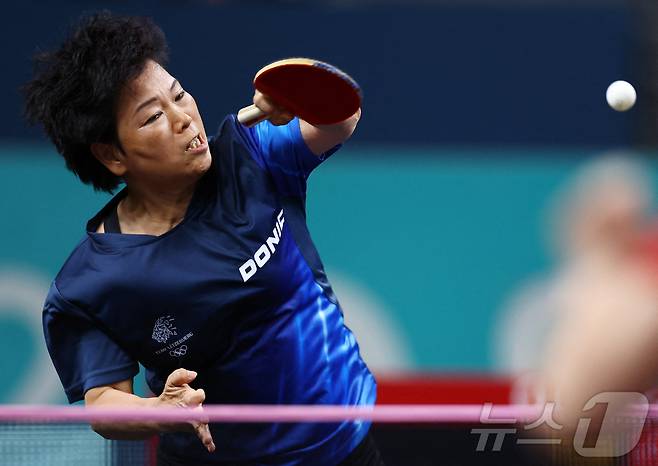 파리 올림픽에 룩셈부르크 탁구 국가대표로 출전하고 있는 리샤롄. 올해 61세로, 승마 참가자 이외에는 최고령자다. ⓒ 로이터=뉴스1 ⓒ News1 박형기 기자