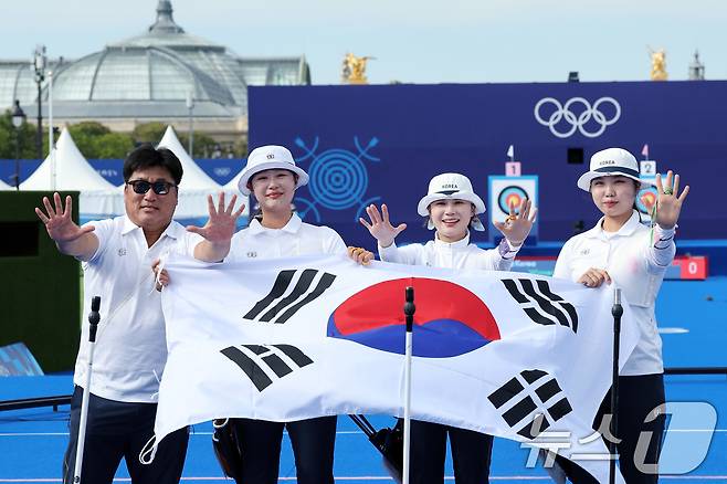 대한민국 양궁대표팀 임시현, 남수현, 전훈영, 양창훈 감독이 29일(한국시간) 프랑스 파리 레쟁발리드 특설 사로에서 열린 2024 파리올림픽 양궁 여자 단체전 중국과의 결승전에서 금메달을 획득한 후 태극기를 들어보이고 있다. 2024.7.29/뉴스1 ⓒ News1 이동해 기자