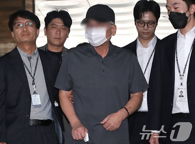 '시청역 역주행 참사' 가해 차량 운전자 차 모씨가 30일 오전 서울 서초구 서울중앙지방법원에서 열린 구속 전 피의자 심문(영장실질심사)에 출석하고 있다. 2024.7.30/뉴스1 ⓒ News1 임세영 기자