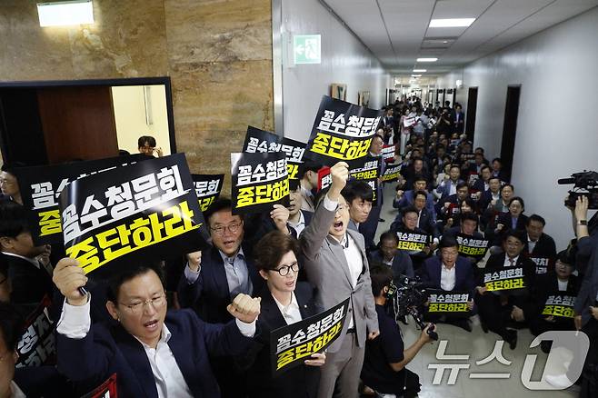 채상병 순직 1주기인 19일 오전 서울 여의도 국회 법제사법위원회에서 '윤석열 대통령 탄핵소추안 즉각 발의 요청에 관한 청원 관련 1차 청문회'가 예정된 가운데 국민의힘 의원들이 항의농성을 하고 있다. 2024.7.19/뉴스1 ⓒ News1 안은나 기자