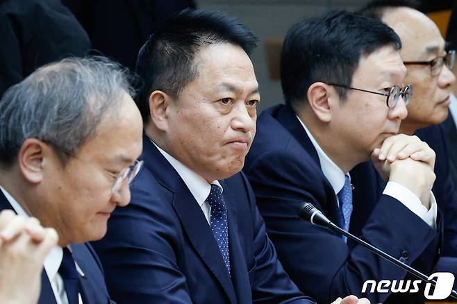 이석희 SK온 대표이사(왼쪽부터), 최윤호 삼성 SDI 대표이사, 박진원 LG에너지솔루션 부사장이 11일 오후 서울 강남구 한국기술센터에서 열린 제3차 수출·현안 전략회의 '민·관 합동 배터리 얼라이언스'에 참석하고 있다. 2024.3.11/뉴스1 ⓒ News1 안은나 기자