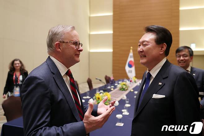 윤석열 대통령이 19일 일본 히로시마의 한 호텔에서 열린 한-호주 정상회담에서 앤소니 노먼 알바니지 총리와 대화를 나누고 있다. (대통령실 제공) 2023.5.20/뉴스1 ⓒ News1 안은나 기자