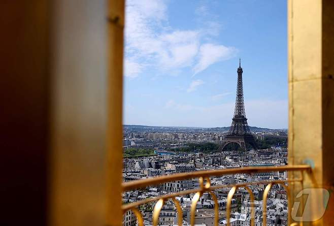 28일(현지시간) 2024 파리 올림픽이 열리는 기간 프랑스 파리의 한 호텔에서 에펠탑과 유도와 레슬링 경기가 열리는 샹 드 마르스 아레나가 보이는 모습. 2024.07.28. ⓒ AFP=뉴스1 ⓒ News1 김종훈 기자