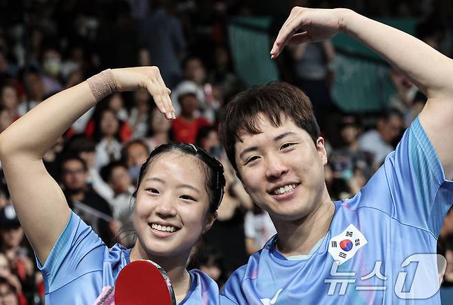 대한민국 탁구 대표팀 신유빈, 임종훈 선수가 30일(한국시간) 프랑스 파리 사우스 파리 아레나4에서 열린 '2024 파리올림픽' 탁구 혼합복식 홍콩과의 동메달 결정전 경기에서 동메달을 확정지은 후 기뻐하고 있다. 2024.7.30/뉴스1 ⓒ News1 이동해 기자