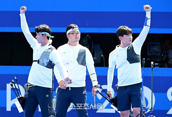 남자 양궁 대표팀의 이우석(왼쪽부터), 김우진, 김제덕이 29일(한국시간) 프랑스 파리 앵발리드에서 열린 2024 파리올림픽 양궁 남자 리커브 단체 일본과의 8강전에서 승리한 뒤 기뻐하고 있다. 2024. 7. 29. 파리 | 박진업 기자 upandup@sportsseoul.com
