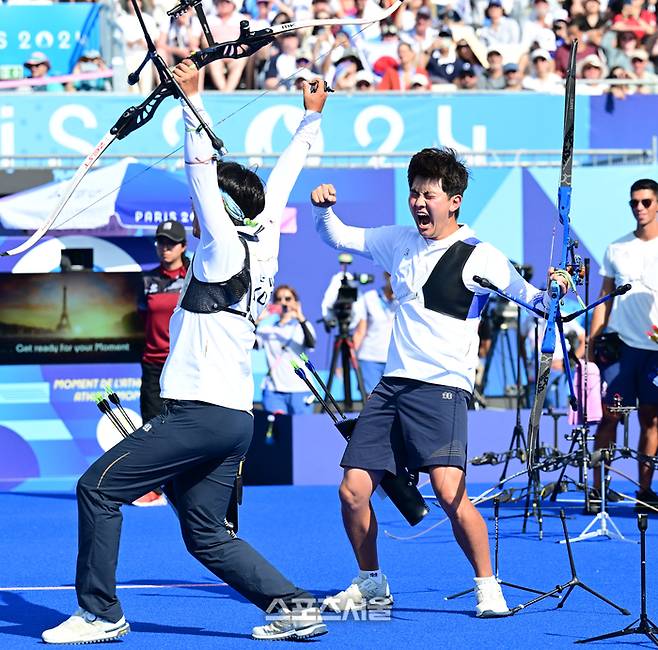 남자 양궁 대표팀의 김제덕(오른쪽)과 이우석이 30일(한국시간) 프랑스 파리 앵발리드에서 열린 2024 파리올림픽 양궁 남자 리커브 단체 결승전에서 프랑스를 꺾고 금메달을 확정한 순간 기뻐하고 있다. 한국 남자 양궁은 올림픽 3연패를 달성했다. 2024. 7. 30.  파리 | 박진업 기자 upandup@sportsseoul.com