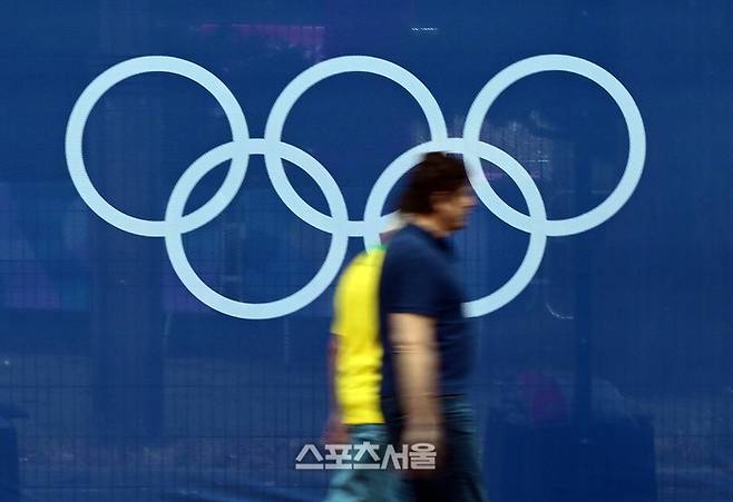 2024파리 올림픽을 하루 앞둔 25일(현지시간) 오후 개회식이 펼쳐질 파리 트로카데로 광장의 가림막 앞으로 시민들이 지나가고 있다. 파리 | 박진업 기자 upandup@sportsseoul.com