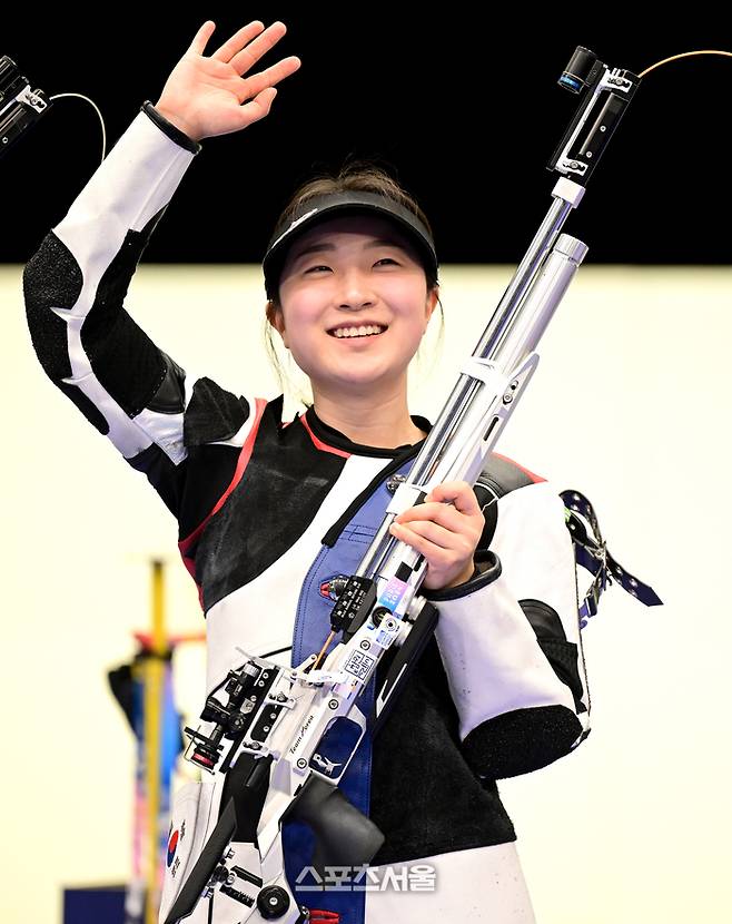 사격 국가대표 반효진이 29일 프랑스 샤토루 슈팅센터에서 열린 2024 파리 올림픽 공기소총 10ｍ 여자 개인전 결선에서 올림픽 신기록으로 대한민국 역대 올림픽 100번째 금메달을 따낸 뒤 환하게 웃고 있다. 샤토루 | 박진업 기자 upandup@sportsseoul.com