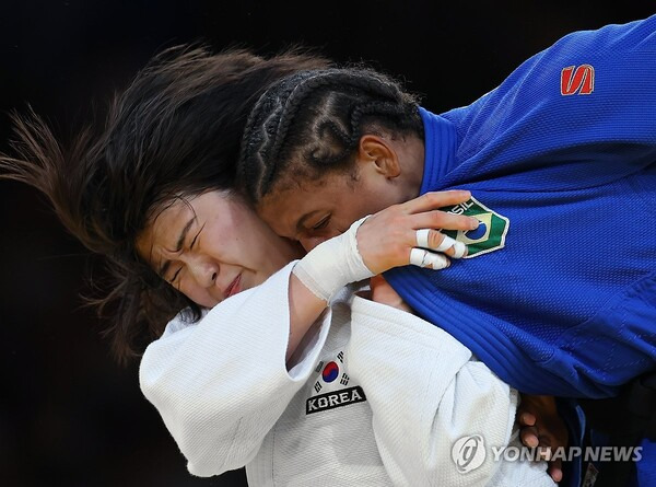 하파엘 실바에게 업어치기를 시도하는 허미미. ⓒ연합뉴스