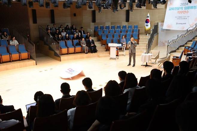 임태희 경기도교육감이 29일 개막한 경기도교육전문직원 임용예정자 직무연수 교육에 참석해 이야기를 하고 있다.