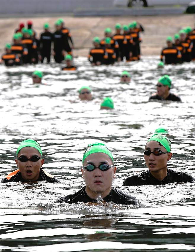 지난 22일 경남 창원시 해군사관학교 앞바다에서 해군사관생도들이 해상생존능력 향상을 위한 전투수영훈련을 하고 있다./김동환 기자