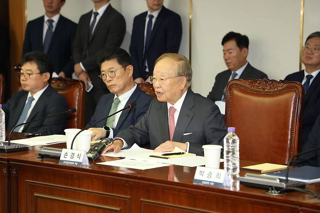 손경식 한국경영자총협회 회장이 25일 서울 마포구 경총회관에서 우원식 국회의장과 간담회를 하고 있다. /한국경영자총협회 제공