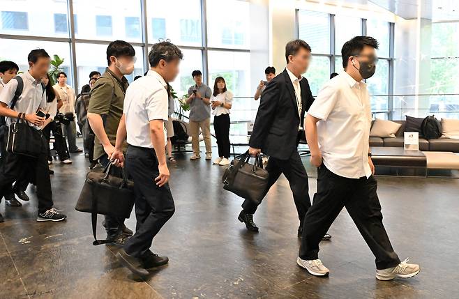 금융감독원 직원들이 30일 오전 티몬·위메프 판매대금 정산 지연 사태 현장 검사를 위해 서울 강남구 큐텐테크놀로지가 입주한 빌딩으로 들어서고 있다. /연합뉴스