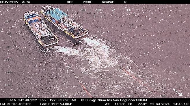 서해지방해양경찰청 무안항공대 소속 해상 초계기가 24일 전남 여수시 돌산도 해상에서 일명 쌍끌이 불법 조업 증거 영상을 촬영하고 있다. 서해지방해양경찰청 제공