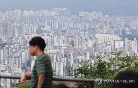 서울 아파트 매매가가 파죽지세로 오르며 5년 10개월여 만에 최대 주간 상승 폭을 나타냈다. 한국부동산원이 25일 발표한 '7월 넷째 주 주간 아파트 가격 동향' 보고서에 따르면 이번 주 서울의 아파트 매매가격은 전주 대비 0.30% 상승하며 18주 연속 상승세를 이어갔다. 사진은 이날 서울 남산에서 바라본 시내 아파트 모습.<연합뉴스>