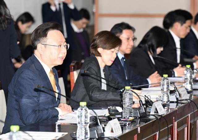 조규홍(맨 왼쪽) 보건복지부 장관이 지난 2월 6일 서울 종로구 정부서울청사에서 열린 보건의료정책심의위원회를 주재하고 있다. 이날 회의에서 2025학년도부터 의대 정원 2,000명 확대가 결정됐다. 왕태석 선임기자