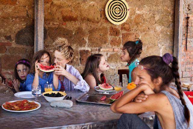 젤소미나(오른쪽)는 어린 동생들, 어머니 등과 시골에서 평화로운 삶을 살고 있으나 도시를 동경한다. 엠앤엠인터내셔널 제공