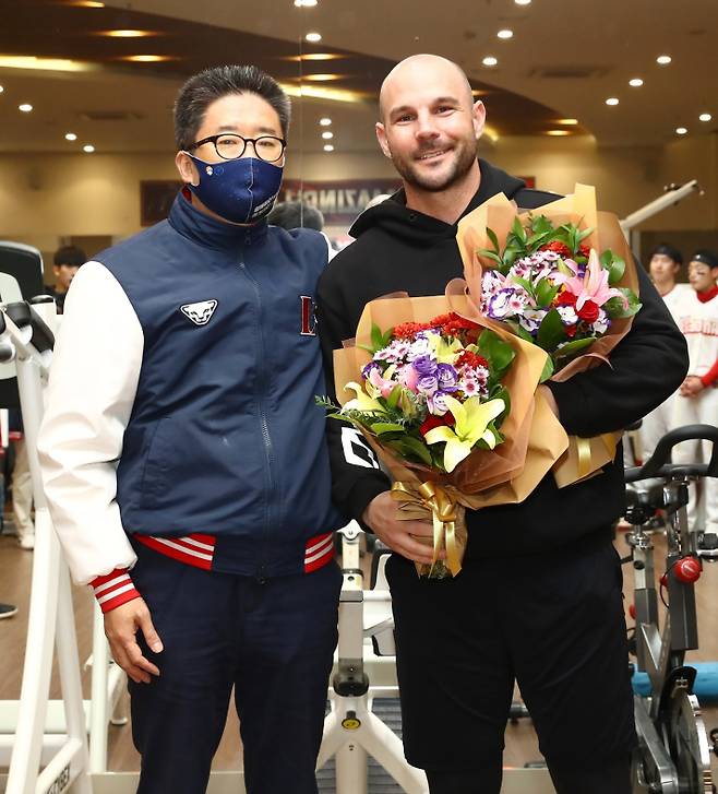 류선규 전 SSG 랜더스 단장과 외국인 타자 제이미 로맥. 류선규 단장 제공