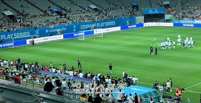 30일 서울월드컵경기장에서 열린 팀 K리그 오픈 트레이닝. 훈련 막바지 팬 존(사진 왼쪽 아래)에서 팬들이 선수들의 훈련을 지켜보고 있다. 선수단은 훈련 종료 시간이 지난 뒤에도 팬들에게 사인을 해주거나 기념촬영을 하는 등 시간을 가졌다. 상암=김우중 기자