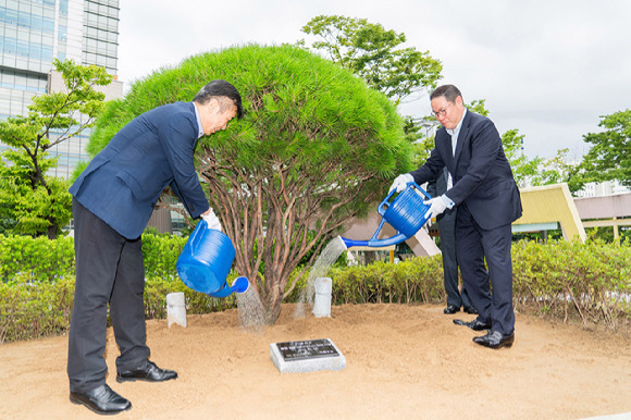 29일 서초구 서래공원에서 조현상(오른쪽) HS효성 부회장과 전성수 서초구청장이 기념식수에 물을 주고 있다. [사진=HS효성]