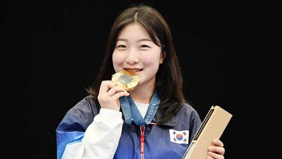 사격 반효진이 29일(현지시간) 프랑스 샤토루 CNTS 사격장에서 열린 2024파리올림픽 사격 여자 10m 공기소총 결승 경기에서 금메달을 획득한 후 열린 시상식에서 기뻐하고 있다. 사진 올림픽사진공동취재단