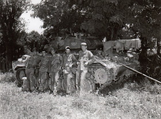 전의에서 벌어진 한반도 최초의 기갑전에서 유일하게 생존한 M24와 대원들. 전투 직전 촬영된 사진이어서 안도한 모습이 역력하다. 미 육군