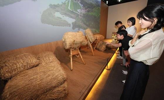 〈조행일록, 서해바다로 나라 곡식을 옮기다〉젼시회는 조선시대 나라를 움직이는 근간이었던 세금을 걷는 일 가운데 곡식을 배로 옮겼던‘조운(漕運)’과정을 재조명하고 있다. 송봉근 기자.