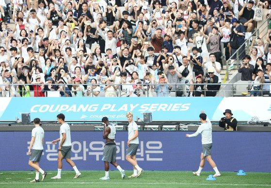 팬들의 환호에 답하는 손흥민(맨 오른쪽). 연합뉴스