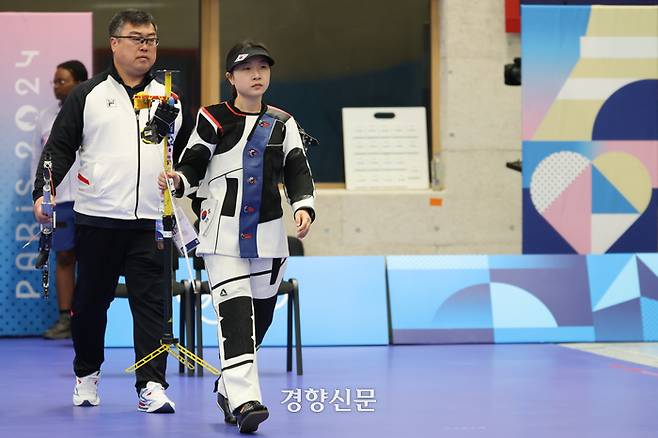 반효진이 29일(현지시간) 프랑스 샤토루 CNTS 사격장에서 열린 2024파리올림픽 사격 여자 10m 공기소총 결승 경기에 출전하기 위해 경기장으로 들어서고 있다. 샤토루=성동훈 기자