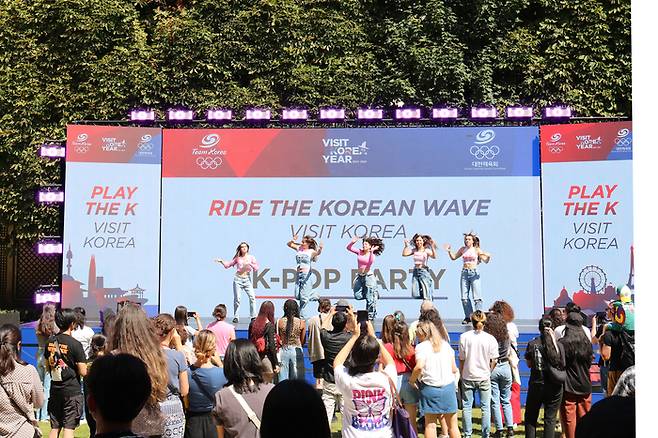 한국관광공사가 파리 올림픽에서 전 세계인에게 한국 관광을 주제로 홍보 중이다.