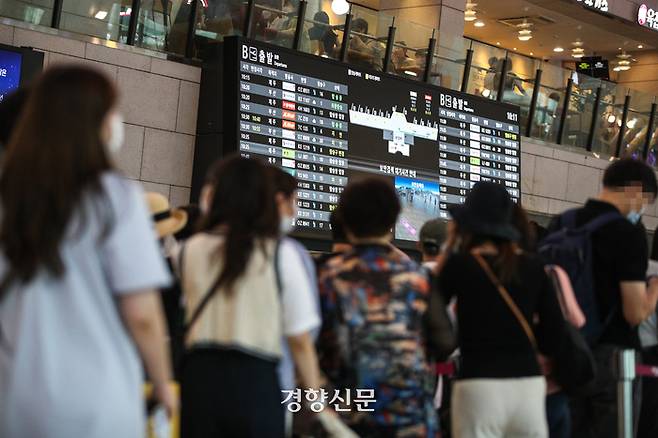 본격 휴가철을 맞은 2022년 7월31일 서울 김포공항 국내선이 여행객들로 붐비고 있다. 성동훈 기자