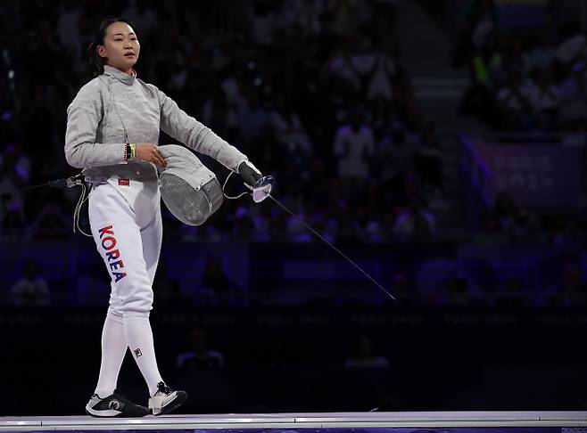 최세빈이 30일 그랑 팔레에서 열린 2024 파리 올림픽 펜싱 여자 사브르 개인 3·4위전에서 아쉽게 패한 뒤 피스트에서 내려오고 있다. 파리 | 연합뉴스