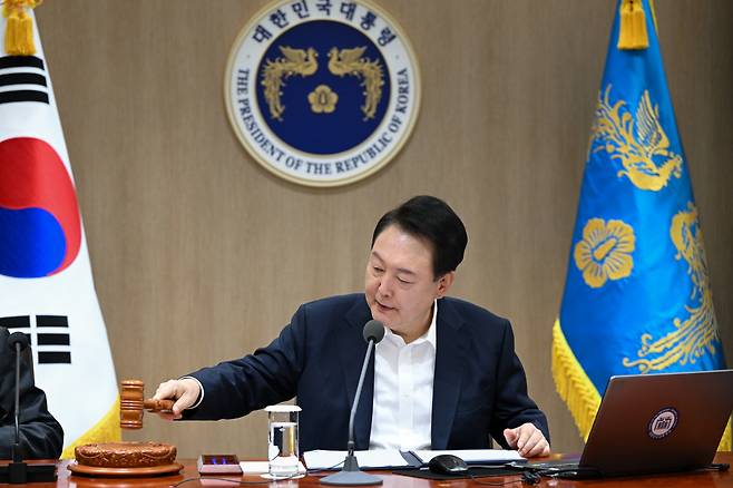 President Yoon Suk Yeol bangs the gavel to open a Cabinet meeting at the presidential office in Seoul on Tuesday. (Yonhap)