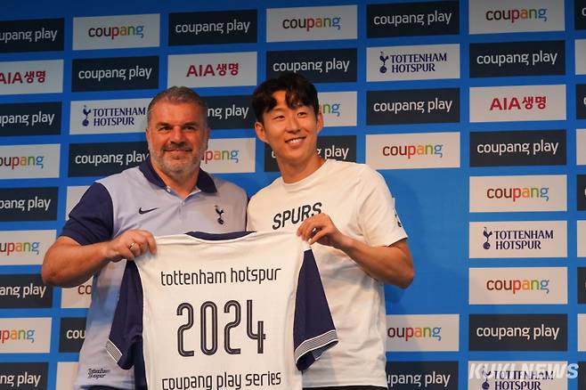 엔지 포스테코글루 토트넘 홋스퍼 감독과 손흥민 선수가 30일 서울 마포구 상암월드컵 경기장에서 열린 쿠팡플레이 시리즈 1차전 팀 K리그 대 토트넘 홋스퍼 프리매치 기자회견에서 앞두고 유니폼을 들고 기념사진을 촬영하고 있다.