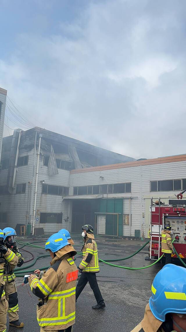 30일 오전4시59분께 인천 남동구 고잔동의 한 공장에서 불이나 소방 당국이 불을 끄고 있다. 인천소방본부제공
