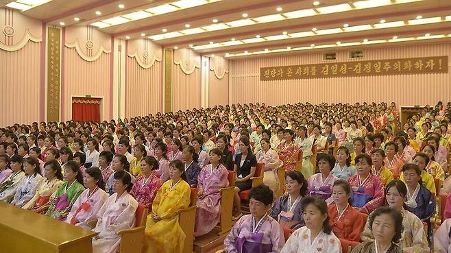 북한, 김일성 사망 30주년 여맹원 덕성발표 모임/사진=연합뉴스