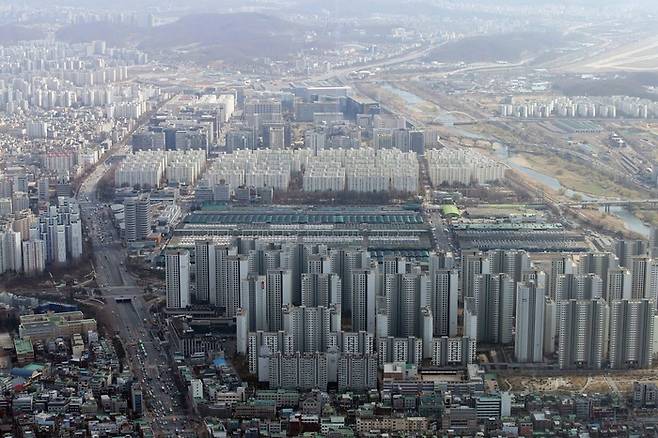 2년 거주하지 않아도 양도세 비과세 혜택을 받을 수 있는 상생임대 제도가 연장되면서 서울 강남3구와 용산구가 주목받고 있다. 서울 송파구 롯데월드 서울스카이에서 바라본 헬리오시티 아파트. [매경DB]