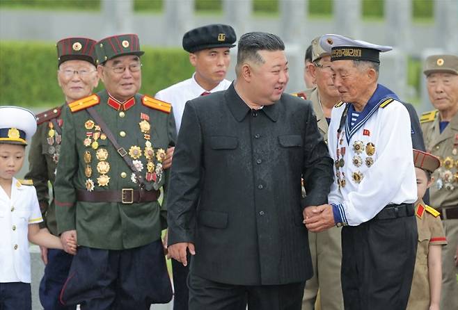 국가정보원이 김정은 북한 노동당 총비서의 몸무게가 140㎏에 달하는 등 건강 상태가 나빠진 정황을 포착했다고 밝혔다. 사진은 지난 26일 북한 한국전쟁  전사자 묘에 방문한 김정은 총비서. /사진=뉴스1(노동신문 제공)