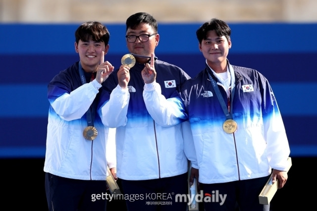 2024 파리올림픽 남자 단체전 금메달을 딴 김제덕-김우진-이우석(왼쪽부터)./게티이미지코리아